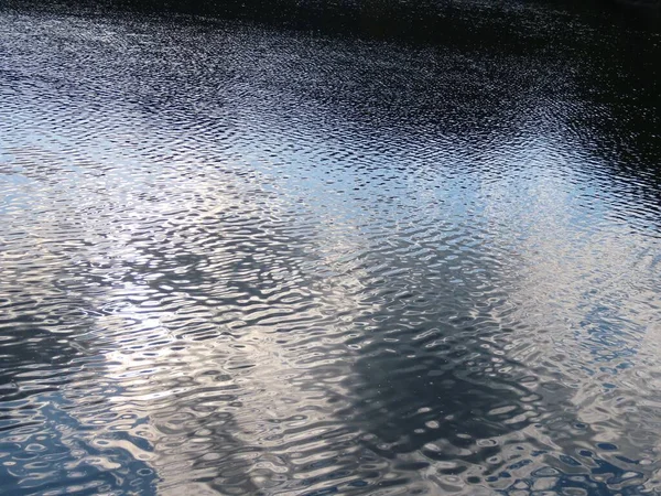 Reflecties op water en golven — Stockfoto