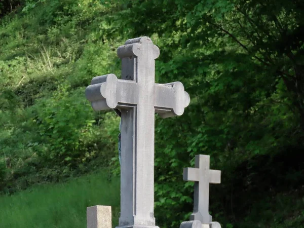 Δύο σταυροί στο πράσινο — Φωτογραφία Αρχείου