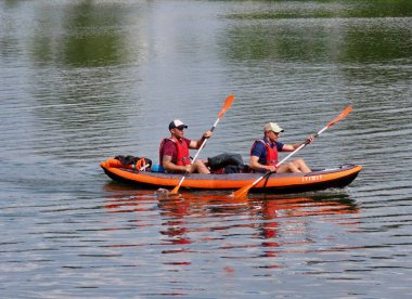 İki genç adam kayak yapıyor.
