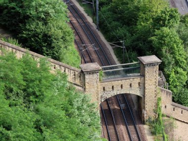 Demiryolu rayları ve ortaçağ tahkimatları