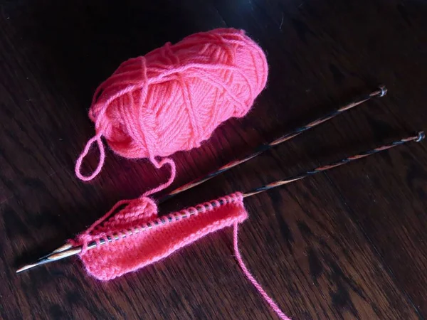 Образец вязания розовый — стоковое фото