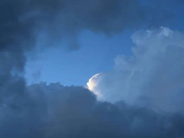 Blauer Himmel weiße Wolken — Stockfoto