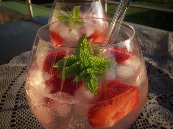 Cin ve tonik bardakları.