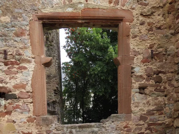 Fenster zur Burgruine Pettingen — Stockfoto