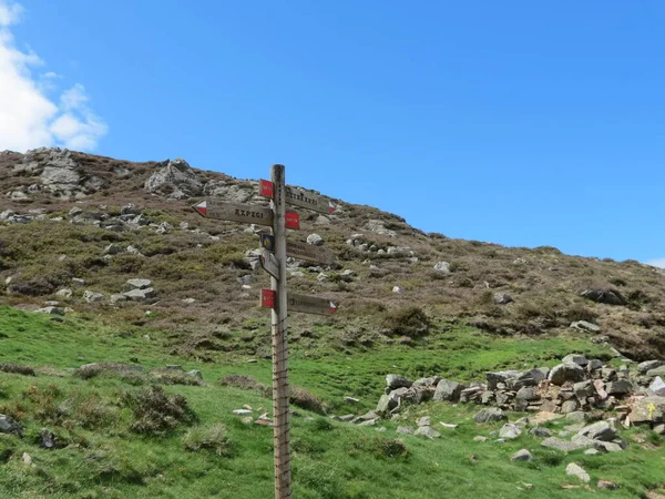 Pireneler 'de yol yönü — Stok fotoğraf