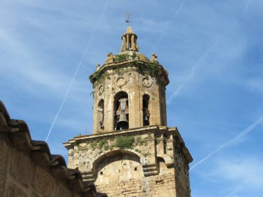 Çan kulesinde yeşil bitkiler