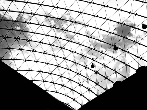 Крыша из стекла черно-белая — стоковое фото