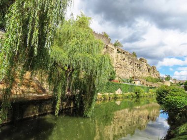 Suya yansıyan kazazedeler