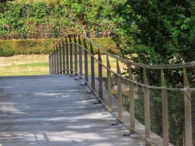 Modern metal ayak köprüsü