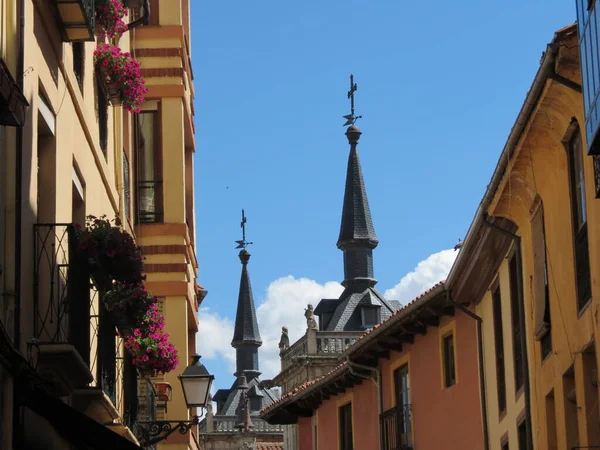 Narrow street in Leon — Stock Photo, Image