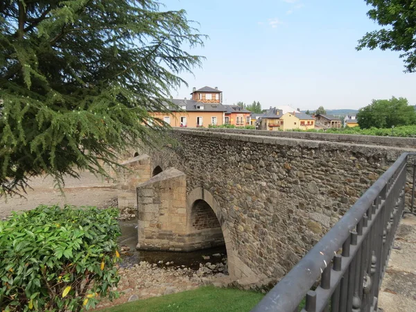 Puente romano en Molinaseca — Foto de Stock