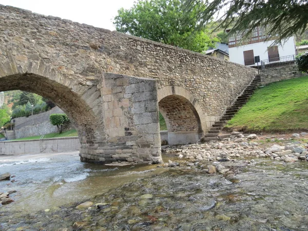 Puente romano en Molinaseca —  Fotos de Stock