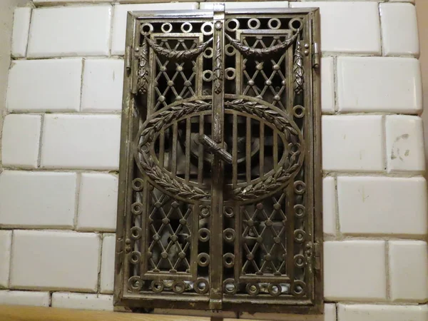 Puerta de estufa de hierro forjado — Foto de Stock