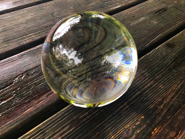 Boule de cristal sur planches humides — Photo
