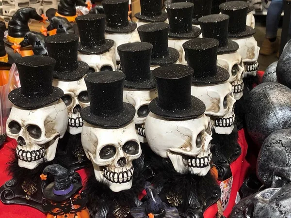 White skulls with black hats — Stock Photo, Image