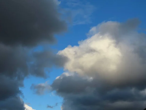 Nero - bianco paesaggio nuvoloso — Foto Stock
