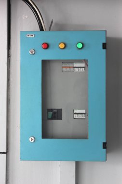 Elektrik paneli anahtarı ve kutuda elektrik sayacı.