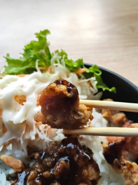 Lezzetli bir kase Japon usulü tavuk teriyaki ve pilavlı karabiberli tavuk ve üzerine mayonez soslu taze salata..