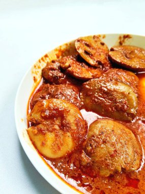 Semur Jengkol 'un yakın çekimi, Endonezya' dan geleneksel bir Sundan yemeği. Bir kaşık dolusu kaldırılır, zengin, baharatlı sosu ve haşlanmış jengkol 'u gösterir..