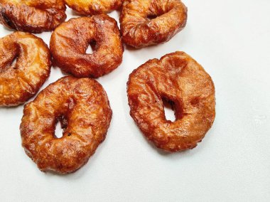 Lezzetli bir yığın geleneksel Ali Mutabakat keki, pirinç unu ve palmiye şekerinden yapılmış tatlı bir Sundan tatlısı, temiz beyaz bir arka planda..