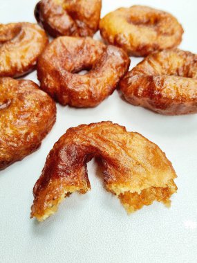 Lezzetli bir yığın geleneksel Ali Mutabakat keki, pirinç unu ve palmiye şekerinden yapılmış tatlı bir Sundan tatlısı, temiz beyaz bir arka planda..