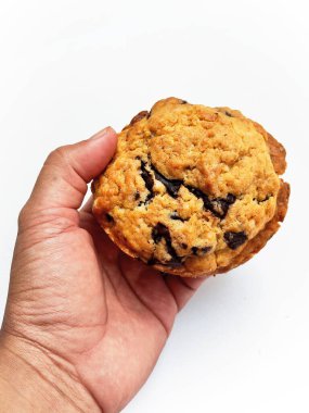 Taze çikolata parçacıklı çörek, kabarık içini ve lezzetli erimiş çikolata parçalarını gözler önüne seriyor, yemek imgeleri için mükemmel..