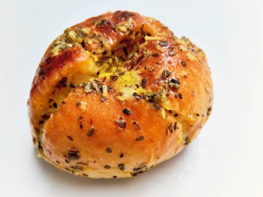 Lezzetli, taze pişmiş sarımsaklı ekmeğin üzerinde lezzetli bir bitki ve peynir karışımı var. Yemek fotoğrafçılığı projeleri için mükemmel..