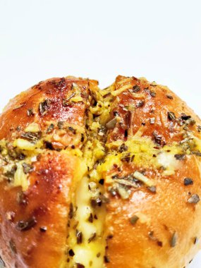 Lezzetli, taze pişmiş sarımsaklı ekmeğin üzerinde lezzetli bir bitki ve peynir karışımı var. Yemek fotoğrafçılığı projeleri için mükemmel..