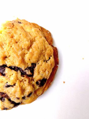 Taze çikolata parçacıklı çörek, kabarık içini ve lezzetli erimiş çikolata parçalarını gözler önüne seriyor, yemek imgeleri için mükemmel..