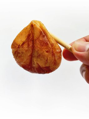 Altın sarısı Burayot, Endonezya, Garut 'tan tatlı ve çiğnenmiş geleneksel bir aperatif, temiz beyaz bir arka planda güzelce düzenlenmiş..