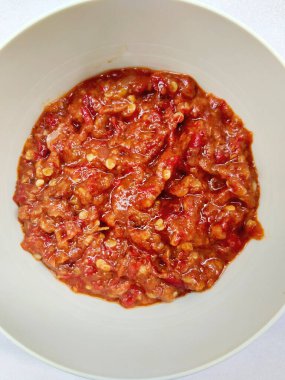 Ev yapımı ateşli Endonezya biber ezmesi ve karides ezmesi. Küçük plastik bir bardakta Sundanese sambal terasi..
