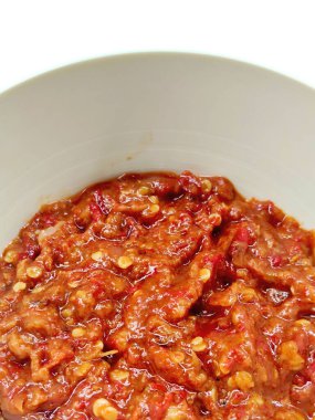 Ev yapımı ateşli Endonezya biber ezmesi ve karides ezmesi. Küçük plastik bir bardakta Sundanese sambal terasi..