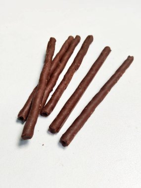 Endonezya 'da popüler bir atıştırmalık olan çıtır çikolatalı gofret yığını parlak beyaz bir arka planda izole edilmiştir..