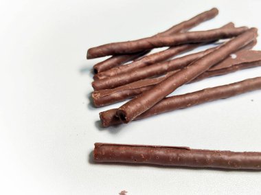 Endonezya 'da popüler bir atıştırmalık olan çıtır çikolatalı gofret yığını parlak beyaz bir arka planda izole edilmiştir..