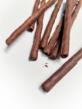 Endonezya 'da popüler bir atıştırmalık olan çıtır çikolatalı gofret yığını parlak beyaz bir arka planda izole edilmiştir..