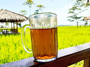 Doğanın ortasında bir kupa çayla rahatlamak.