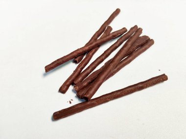 Endonezya 'da popüler bir atıştırmalık olan çıtır çikolatalı gofret yığını parlak beyaz bir arka planda izole edilmiştir..