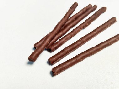 Endonezya 'da popüler bir atıştırmalık olan çıtır çikolatalı gofret yığını parlak beyaz bir arka planda izole edilmiştir..