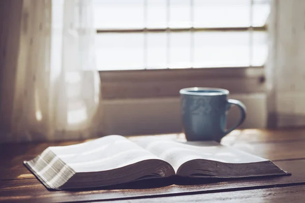 Primer Plano Biblia Abierta Con Una Taza Café Mesa Madera — Foto de Stock