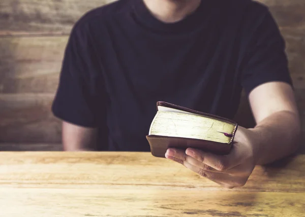 Primer Plano Hombre Mano Sostiene Lectura Sagrada Biblia Mesa Madera — Foto de Stock