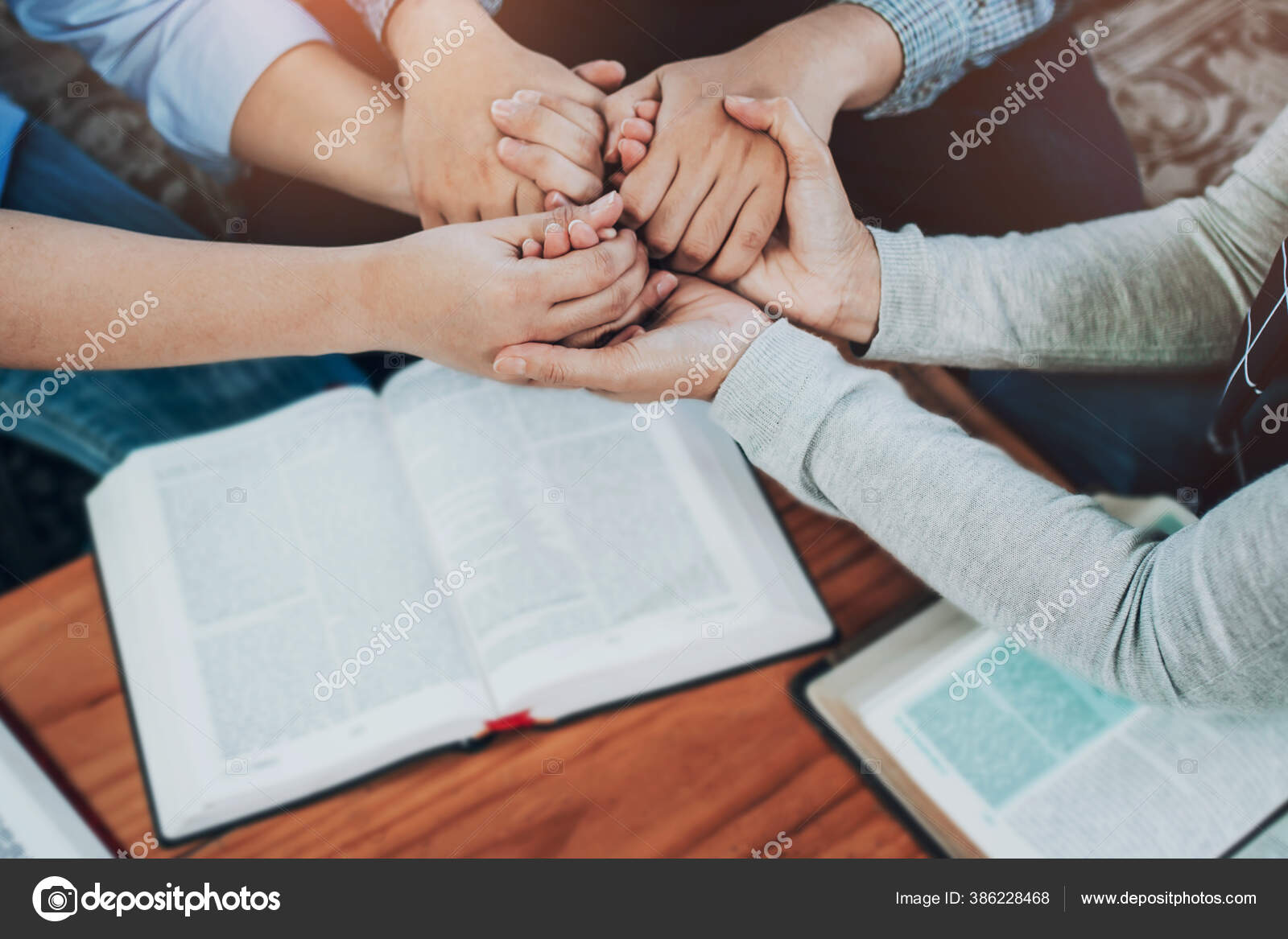 Close Pessoas Grupo Mãos Dadas Orar Juntos Sobre Uma Bíblia — Foto ©  freedomstudio #386228468, image size:1600x1167