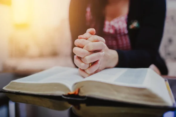 Primer Plano Las Manos Mujer Rezando Biblia Abierta Mientras Está — Foto de Stock