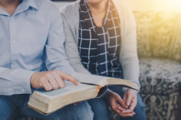 Man Som Pekar Den Suddiga Sidan Bibeln Medan Studerar Bibel — Stockfoto