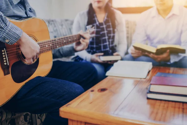 Jeune Homme Joue Guitare Chante Une Chanson Livre Hymne Chrétien — Photo