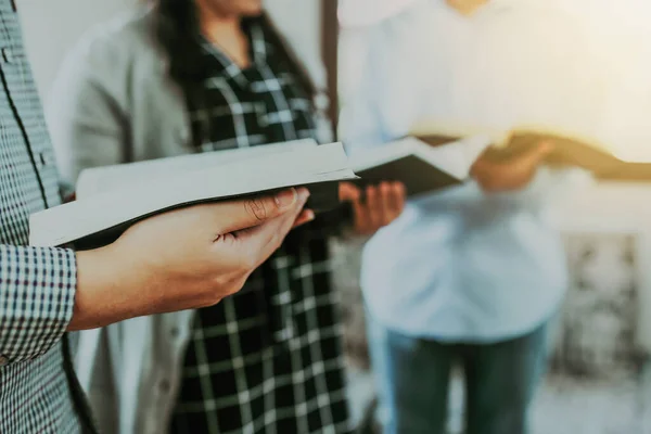 Grupp Kristna Vänner Som Står Och Läser Bibeln Tillsammans Inomhus — Stockfoto