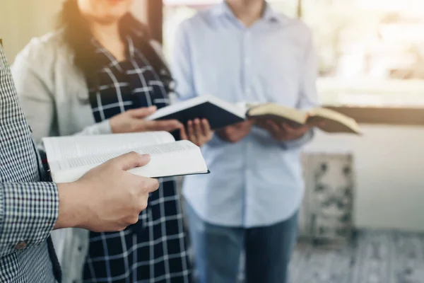 Grupp Kristna Vänner Som Står Och Läser Bibeln Tillsammans Inomhus — Stockfoto