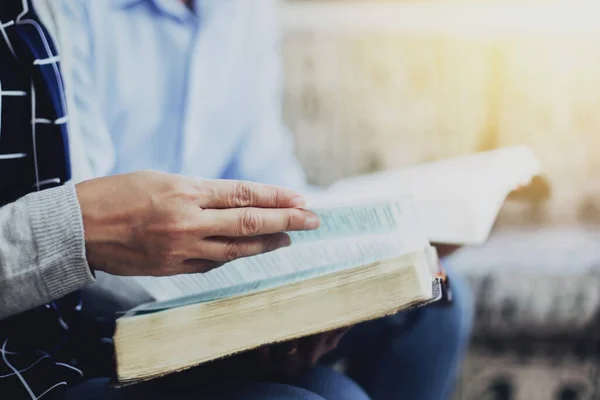 Dos Amigos Cristianos Sentados Sofá Leyendo Biblia Juntos Casa — Foto de Stock