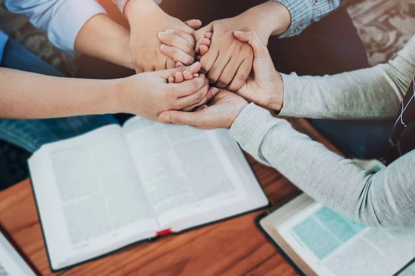 Närbild Människor Grupp Hålla Hand Och Tillsammans Över Suddig Helig — Stockfoto