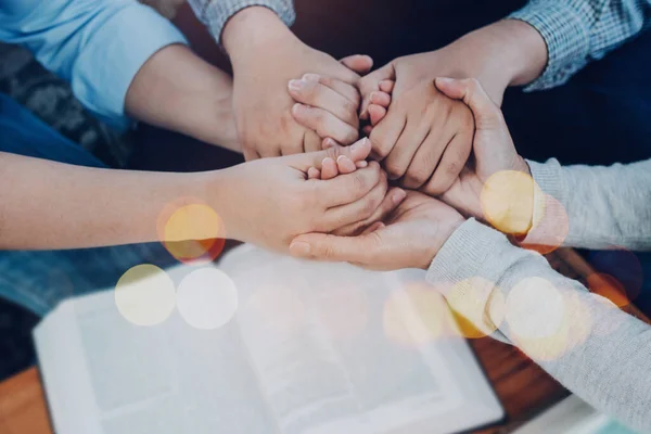 Primer Plano Del Grupo Personas Sosteniendo Una Mano Orar Juntos — Foto de Stock