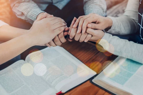 Närbild Människor Grupp Hålla Hand Och Tillsammans Över Suddig Helig — Stockfoto